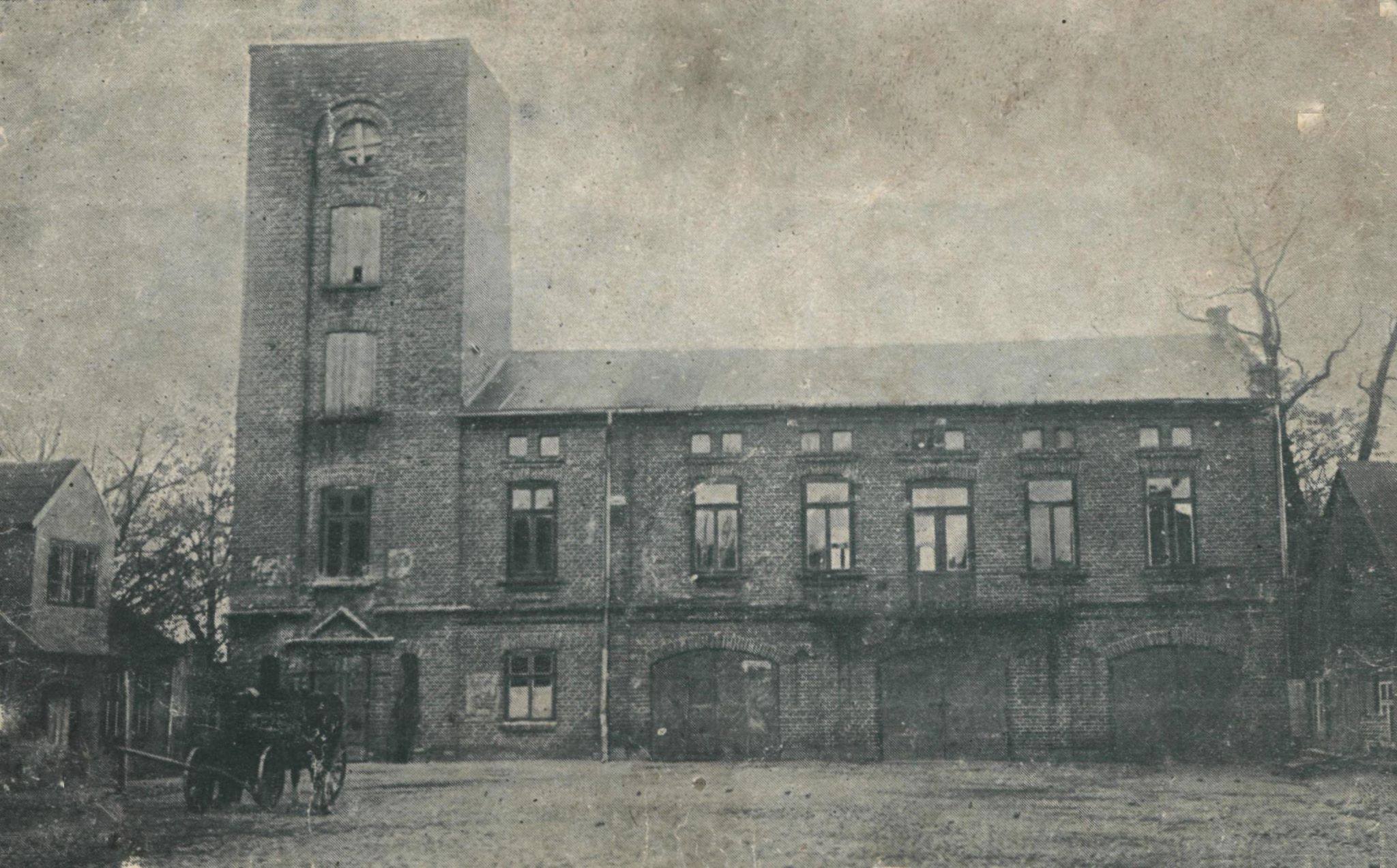 Fot. Muzeum Regionalne w Bełchatowie. Na zdjęciu budynek Straży Ogniowej Ochotniczej z wieżą dobudowaną w latach 30. XX wieku.