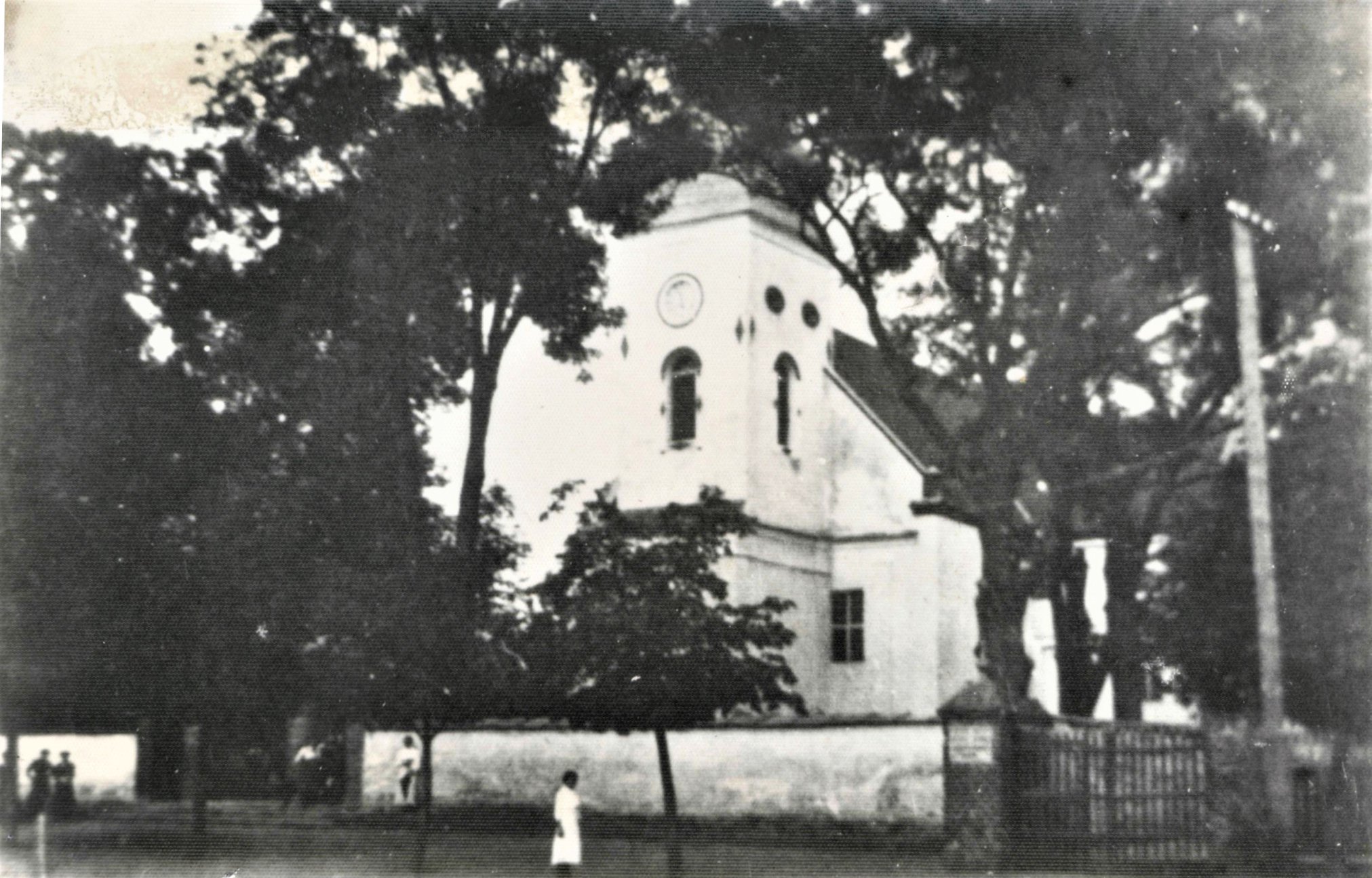 Fot. Muzeum Regionalne w Bełchatowie. Zdjęcie kościoła z murowanym ogrodzeniem zrobiono przed I wojną światową.