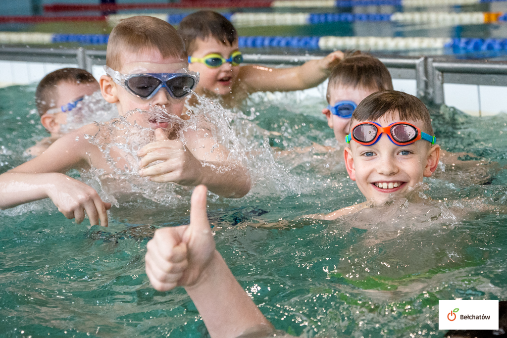 Uczniowie podstawówek korzystają z dodatkowych zajęć na basenie