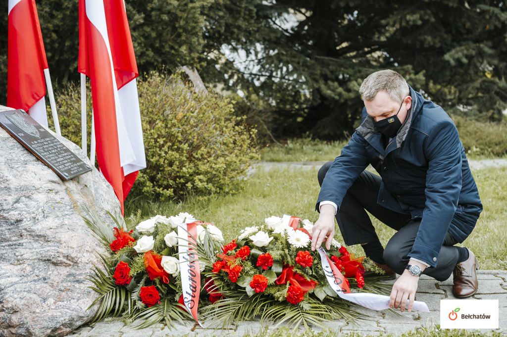 Kwiaty pod pamiątkową tablicą w imieniu prezydent Marioli Czechowskiej złożył wiceprezydent Łukasz Politańskiego