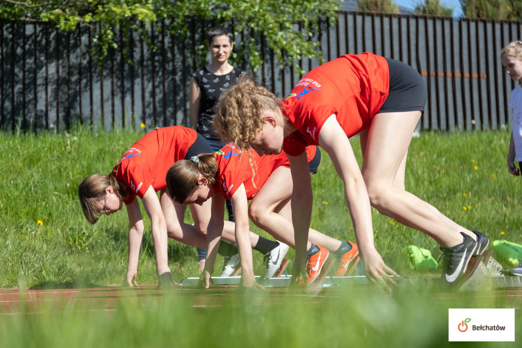 Na zdjęciu grupa dziewcząt szykująca się do startu w biegu