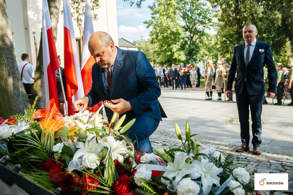 Kwiaty po Pomnikiem Bełchatowian złożyli m.in wiceprezydenci Dariusz Matyśkiewicz i Łukasz Politański  